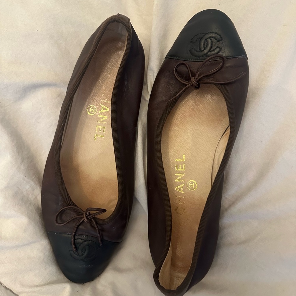 CHANEL Two-Tone Brown and Black Ballet Flats
